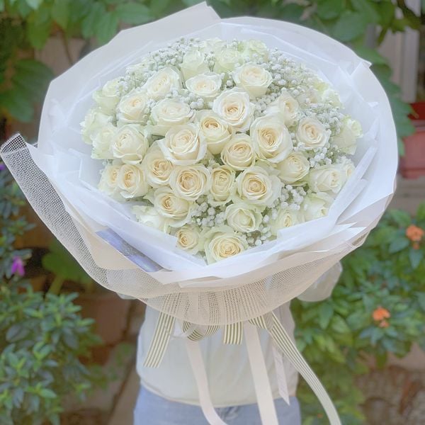 Bó hoa hồng trắng kết hợp hoa baby trắng tặng người yêu nhân dịp sinh nhật
