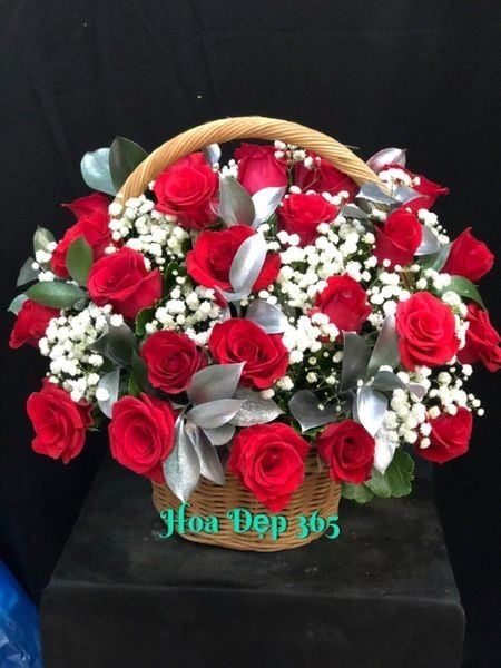 Giỏ hoa Tết kết hợp giữa hoa hồng đỏ và hoa baby trắng