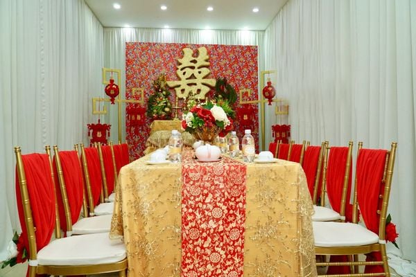 Trang trí bàn gia tiên với gam màu vàng - đỏ chủ đạo. Hai sắc màu của sự quyền lực và may mắn.