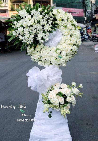 Vòng hoa tưởng niệm