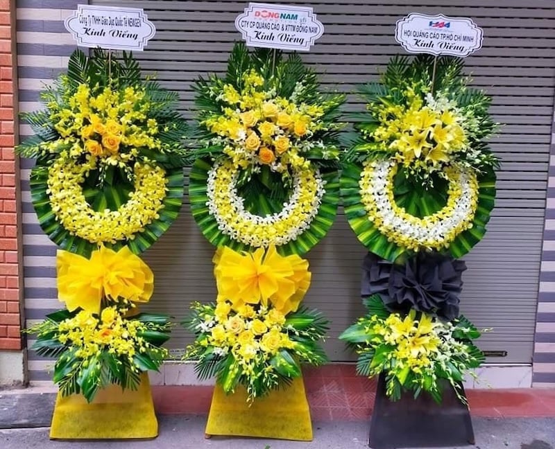 Nên gửi hoa sau khi nghi thức khâm liệm đã được hoàn tất và trước khi diễn ra lễ di quan