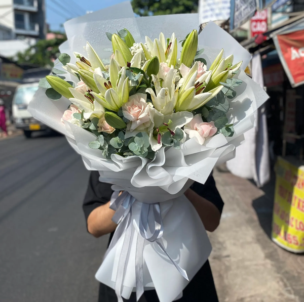 Bó hoa ly vừa chớm nở mang hương thơm dịu dàng dành tặng thầy cô giáo 20/11