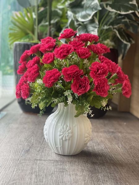 Bình hoa phăng đỏ nổi bật trên nền bình trắng tạo nên một nét đẹp vừa hài hòa vừa cổ điển.