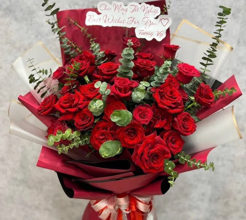 Giỏ hoa hồng đỏ tượng trưng cho tình yêu nồng nàn