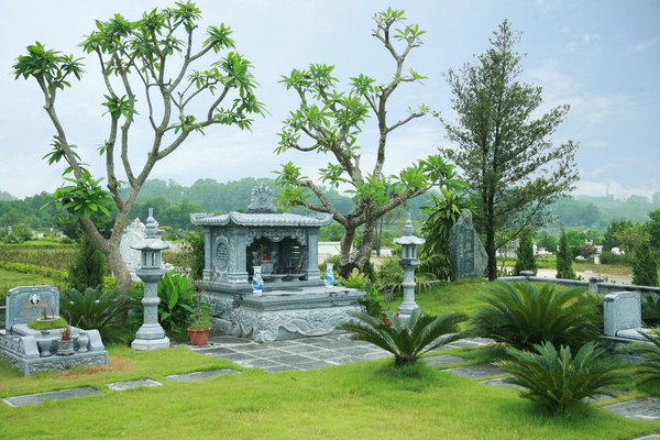 Thăm mộ tổ tiên ngày Tết thể hiện sự kết nối tinh thần giữa con cháu và ông bà tổ tiên (Nguồn: Internet)