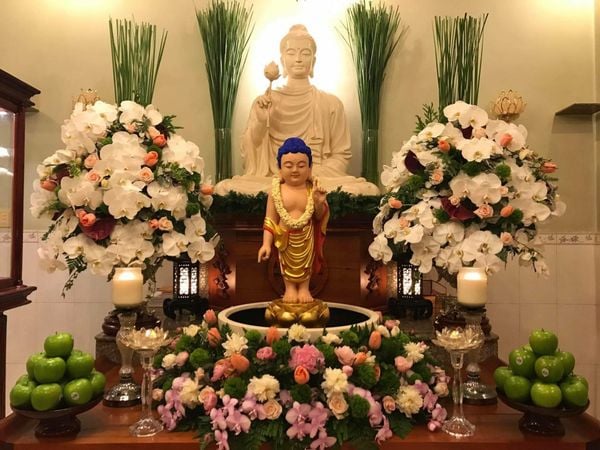Phong cách trang trí lễ đài Phật Đản tại gia đầu tư và cầu kỳ với rất nhiều hoa quả tươi.
