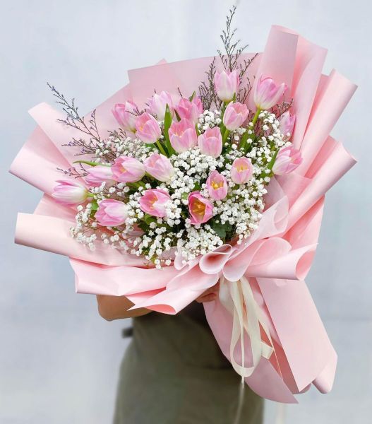 20/10 flower arrangement mixing luxurious tulips with lovely baby flowers for a wife (Source: Collection)