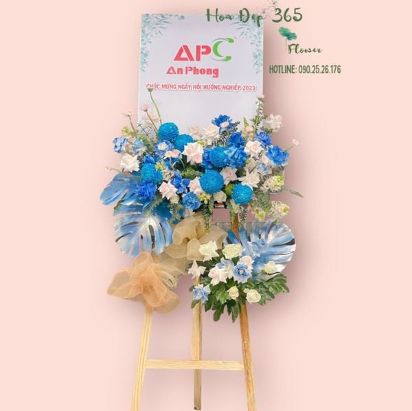 Sự lựa chọn nhẹ nhàng hơn nhưng không kém phần bắt mắt với khung hoa khai trương có màu xanh chủ đạo