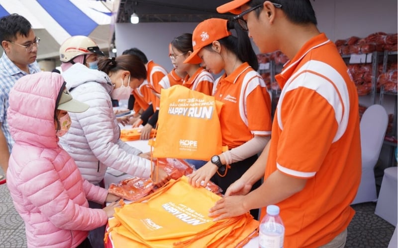 Nhiều khách mời đang vui vẻ nhận quà tặng tại một sự kiện