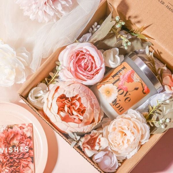 Set quà tặng 8/3 hoa và nến thơm đẹp lung linh