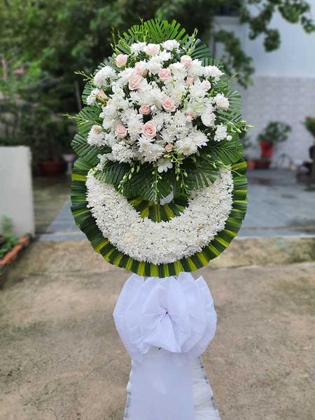 Vòng hoa viếng người chết trẻ được thiết kế từ hoa cúc trắng và hoa hồng phấn vô cùng bắt mắt.