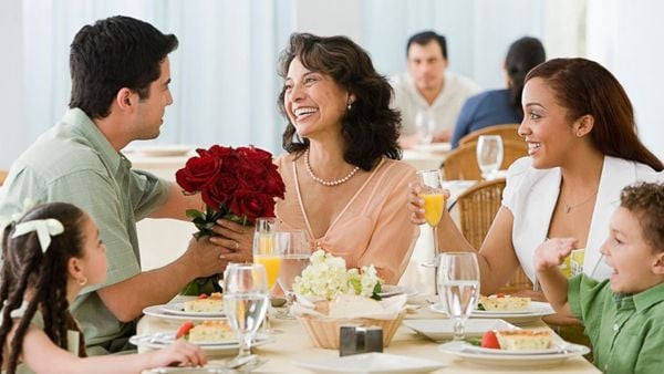 Bữa tối ấm áp cùng một bó hoa tặng mẹ kèm theo lời chúc ngày của mẹ