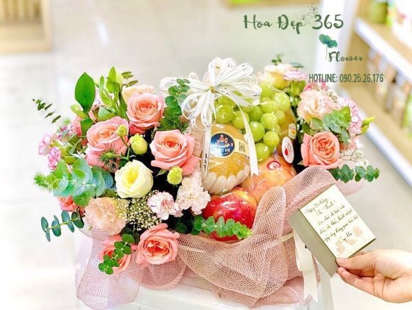 Giỏ hoa mix trái cây cùng tấm thiệp lời chúc 20/11