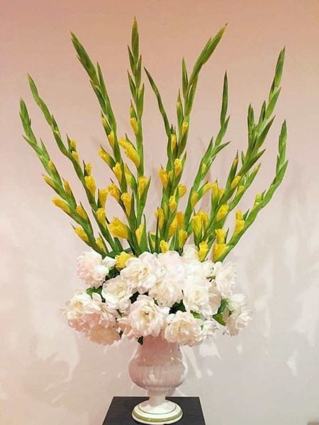 Bình hoa lay ơn vàng phối với cúc mẫu đơn trắng, quả thật đây là một sự kết hợp hoàn hảo!