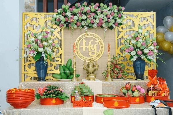 Trang trí bàn thờ gia tiên ngày cưới với hoa sen