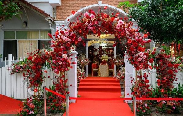 Sự kết hợp của hàng trăm đóa hoa hồng tươi đã tạo nên một “tác phẩm” vô cùng mãn nhãn.