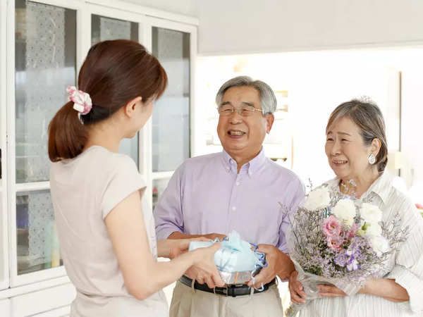 tặng hoa kỷ niệm ngày cưới của cha mẹ