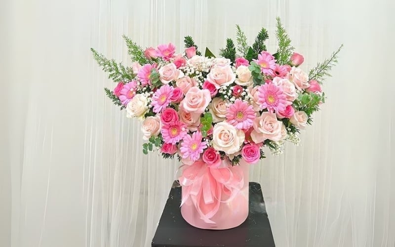 Mẫu giỏ hoa sinh nhật mix hoa hồng và đồng tiền tone trắng hồng tiểu thư, sang chảnh