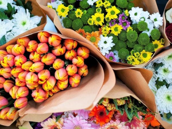 Giving flowers on 20/10 is a way to express your love to the women you cherish