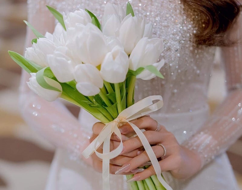 Trong lễ ăn hỏi, cô dâu có thể cầm hoa, nhưng không nên nhận hoa từ chú rể.