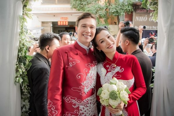 bó hoa sen cưới dáng dài