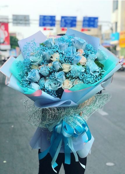 Bó hoa hồng xanh mát mắt và cực kỳ thu hút.