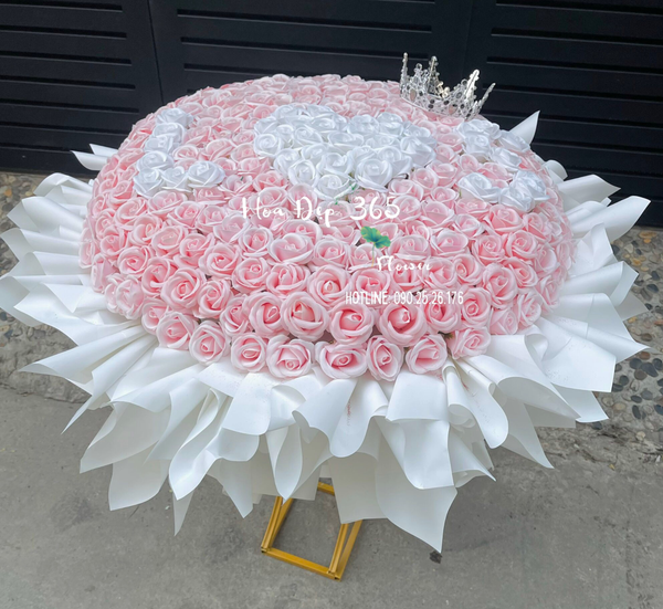 Bó hoa 8/3 bằng hồng sáp đẹp và lâu bền theo thời gian