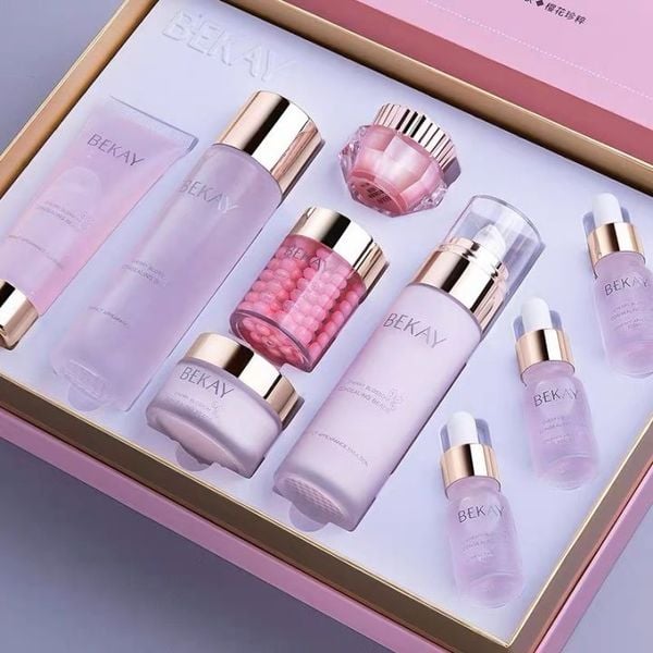 Một bộ mỹ phẩm đến từ thương hiệu uy tín chắc chắn là một món quà đáng giá dành tặng cho người đặc biệt.