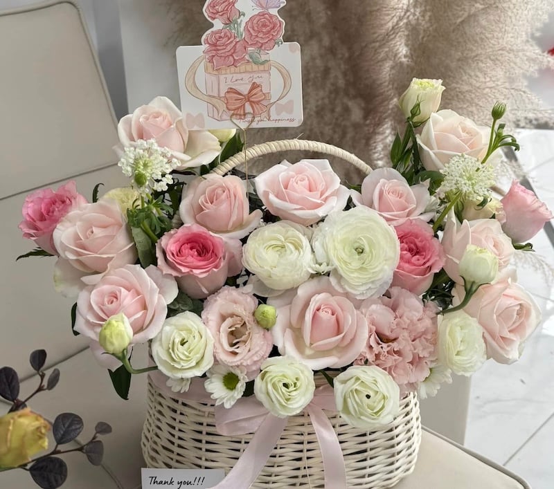 Lisianthus and rose mixed bouquet for beloved wife's birthday