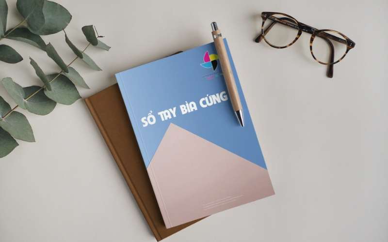 Nếu đồng nghiệp của bạn là người yêu thích đọc sách và ghi chép thì 1 cuốn sổ tay, hoặc sách sẽ là món quà ý nghĩa