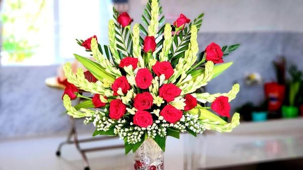 Mẫu cắm hoa hồng bàn thờ đẹp tinh tế