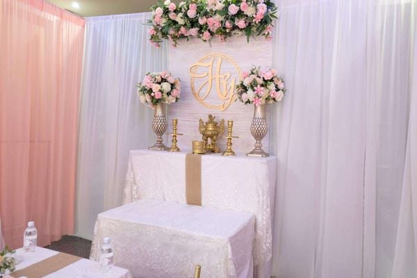 Hoa hồng trắng và hồng rất thích hợp để trang trí bàn thờ gia tiên
