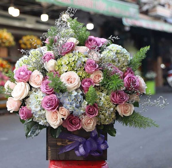 Mẫu hoa hồng đa dạng màu sắc tặng mẹ 20/10 vô cùng nữ tính và nhẹ nhàng.