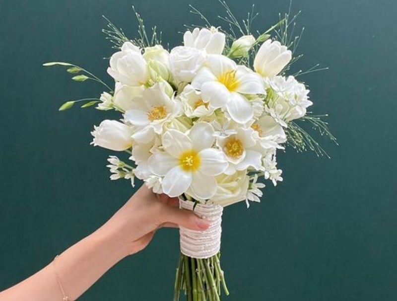 Hoa cưới tulip trắng mix hoa cúc tana dịu dàng, mộc mạc