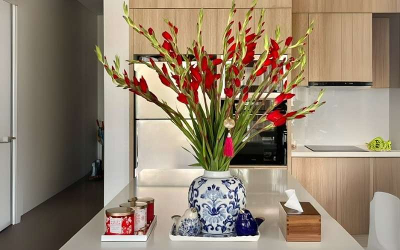 Mẫu hoa huệ đỏ để bàn thờ bình thủy tinh đẹp