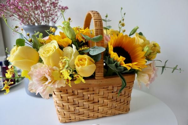 Giỏ hoa khai trương để bàn đơn giản mà bạn có thể dùng để tặng gia chủ
