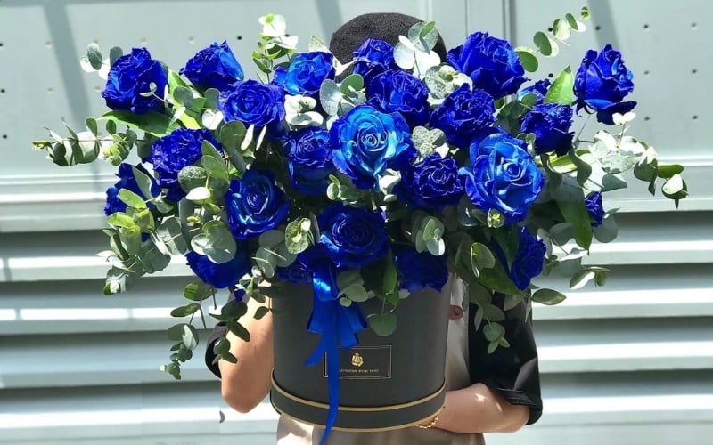Mẫu hộp hoa hồng xanh đậm nam tính, lịch lãm và sang trọng cho nam