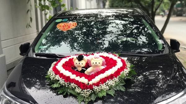 Thích thú với mẫu xe hoa trái tim kết hợp với gấu nhồi bông xinh yêu.