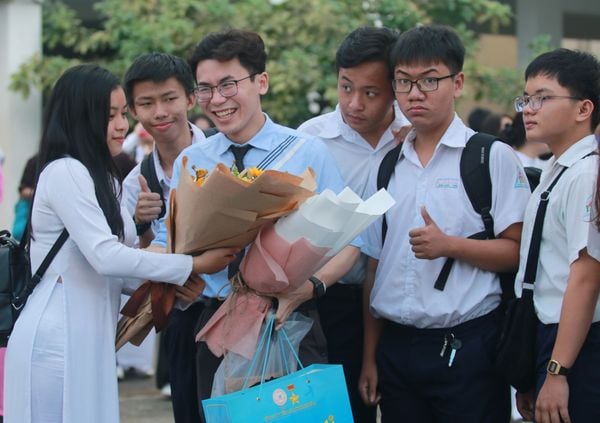 Hình ảnh chúc mừng ngày Nhà giáo ý nghĩa, gắn kết thầy giáo và học sinh (Nguồn: Internet)