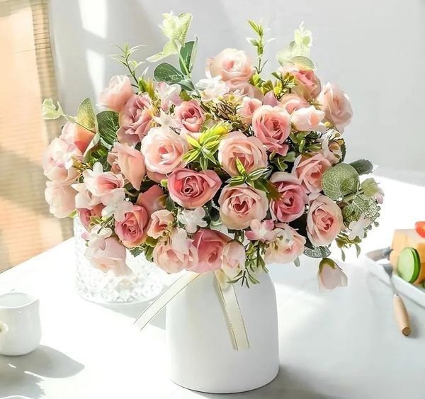 Bình hoa hồng thích hợp trưng bày ở bàn đón khách trong đám cưới