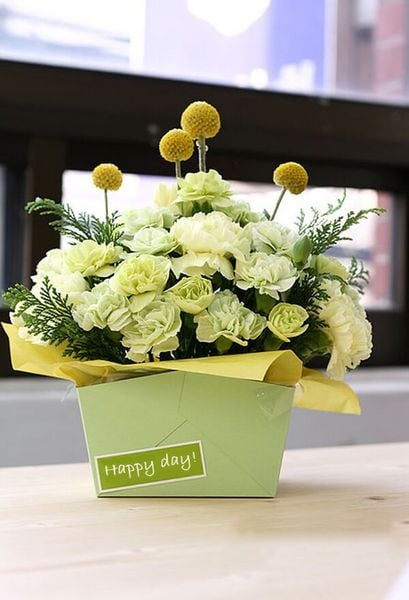 Gợi ý mẫu cắm hoa phăng vào hộp giấy để bàn mừng sinh nhật cực đáng yêu!