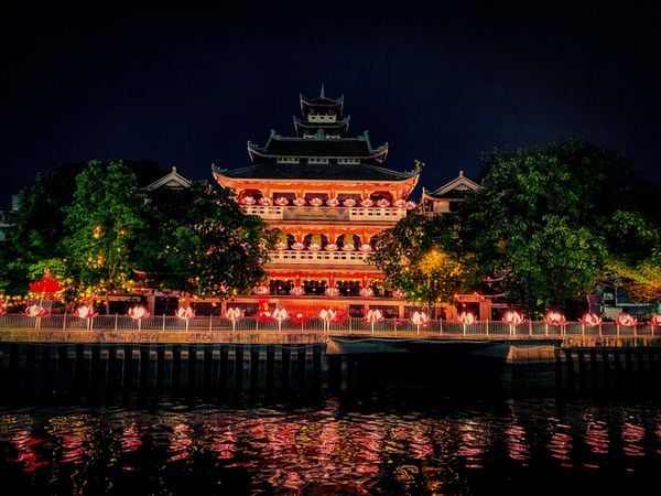 chùa pháp hoa rực rỡ ánh đèn mừng ngày đại lễ vu lan