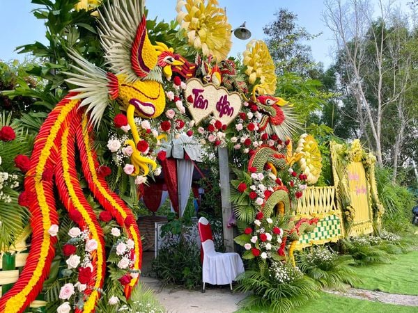 Ngoài những nguyên liệu thường dùng để trang trí, một số cổng cưới miền Tây còn được thiết kế từ ớt, quả cau và hoa cúc vàng