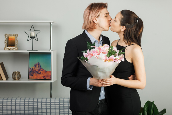 Hoa tươi là món quà tặng Valentine phù hợp