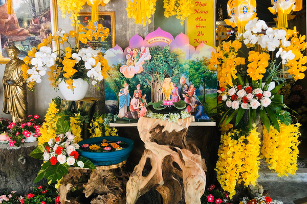 Cách trang trí lễ đài ngày Phật Đản ngoài trời đặc sắc.