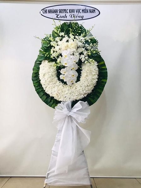 Thêm một gợi ý nữa dành cho bạn về vòng hoa cúc trắng viếng tang lễ dáng tròn.