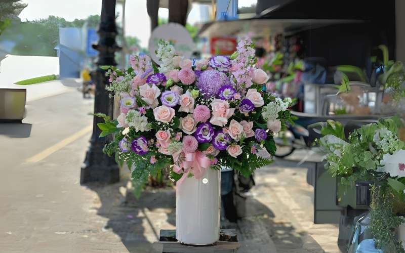 Mẫu bình hoa cát tường mix hoa hồng kiểu cắm thẳng thanh lịch và trang nhã