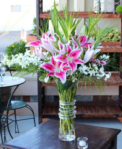 Thêm một mẫu hoa ly trang trí bàn thờ thanh lịch mà bạn có thể tham khảo
