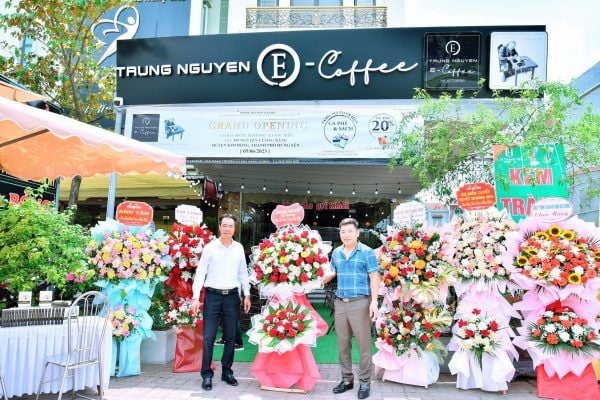 Áo sơ mi kết hợp quần tây sẽ thích hợp cho những dịp khai trương nhỏ và ấm cúng