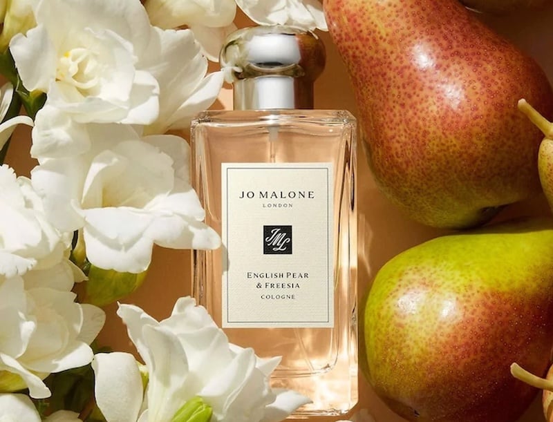 Nước Hoa English Pear & Freesia hương hoa lan Nam Phi trắng muốt mát lạnh ở nốt hương giữa hòa quyện hoàn hảo với nốt hương trái cây